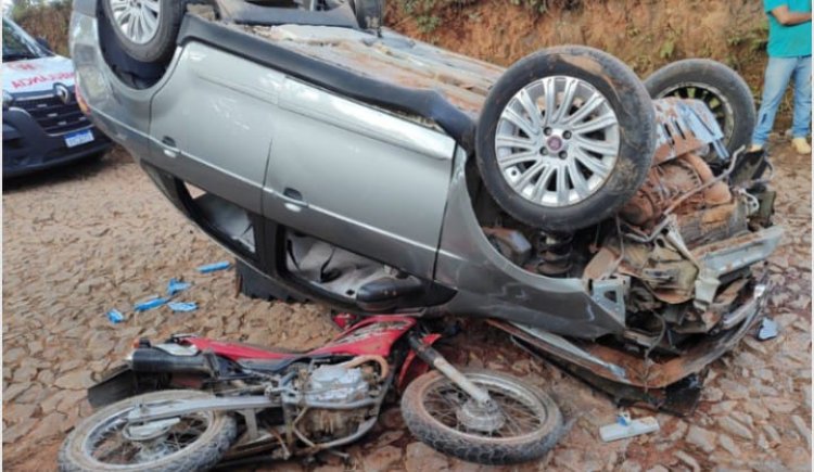 Duas pessoas ficaram feridas após um capotamento na zona rural de Divinópolis, ocorrido neste sábado (14).