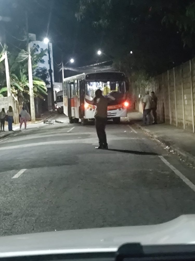 Adolescente fica ferido após praticar 'grau' e colidir na traseira de ônibus no São Judas