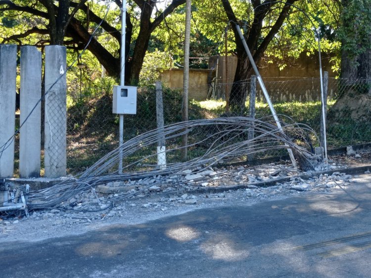 Caminhão atinge poste no Distrito Industrial em Itaúna