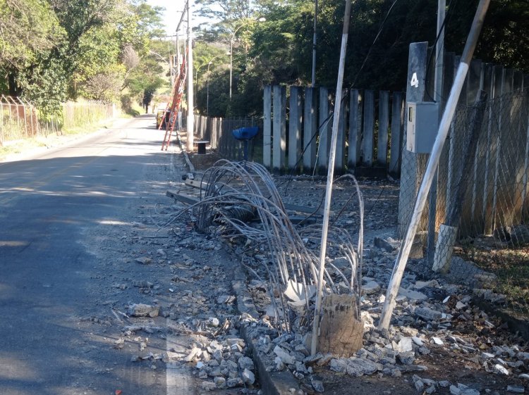 Caminhão atinge poste no Distrito Industrial em Itaúna