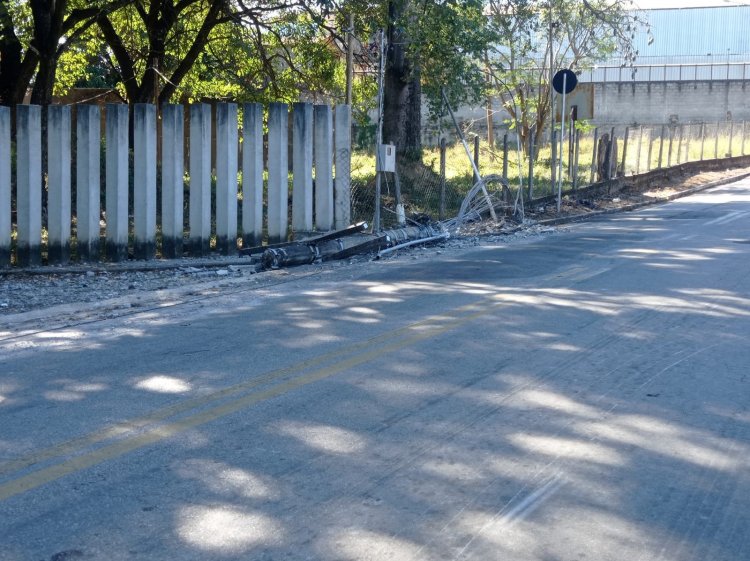 Caminhão atinge poste no Distrito Industrial em Itaúna