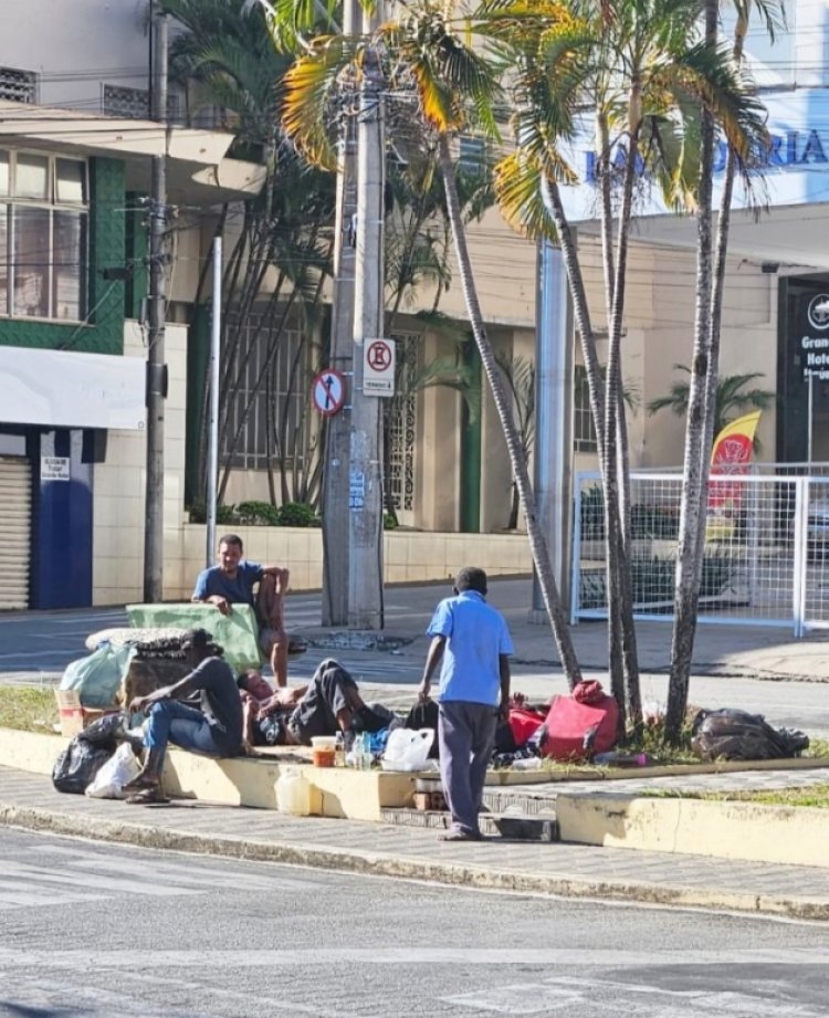 Após várias reclamações moradores de rua São retirados da praça Luiz Ribeiro, no Centro