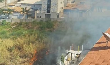 Lote no Belvedere é incendiado e causa transtornos aos moradores vizinhos