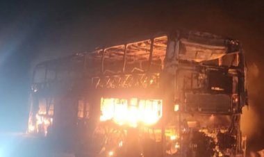 Ônibus de turismo destruído por incêndio após colisão com carreta de leite na BR-262