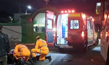 Dois jovens feridos em colisão entre moto e ônibus em Itaúna