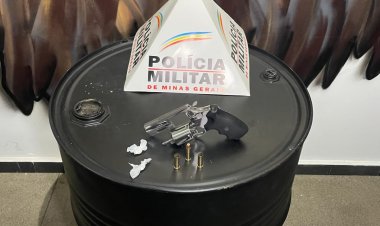 PM prende motorista armado e passageiro com drogas na MG-431