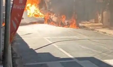 Carro pega fogo no Centro de Itaúna