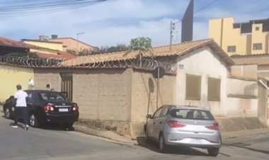 Carro colide em placa no bairro Garcias