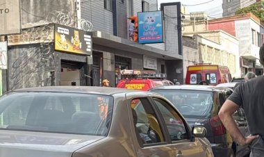 Mulher é resgatada após subir em sacada no Centro