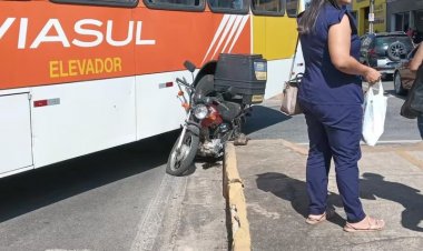 Acidente na avenida Jove Soares envolve moto e ônibus da Viação ViaSul