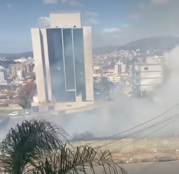 Lote no Belvedere é incendiado e causa transtornos aos moradores vizinhos