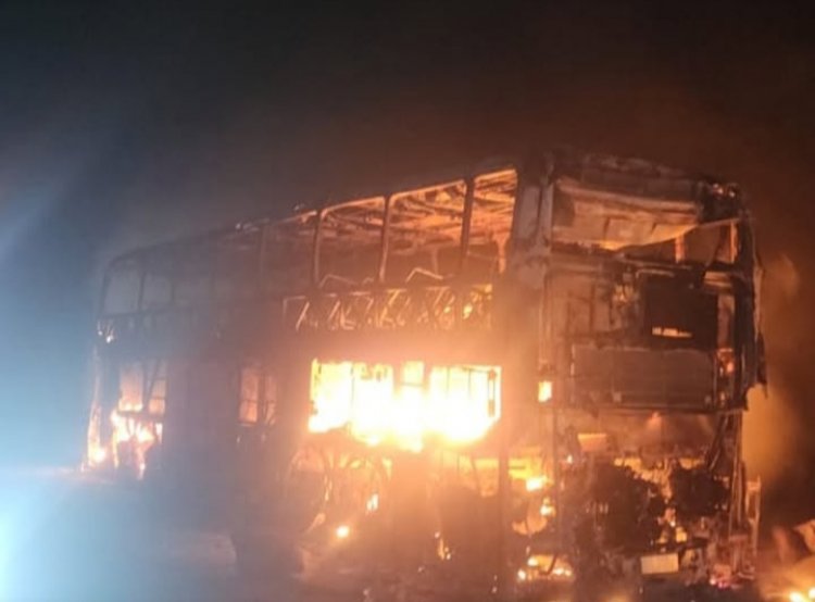 Ônibus de turismo destruído por incêndio após colisão com carreta de leite na BR-262