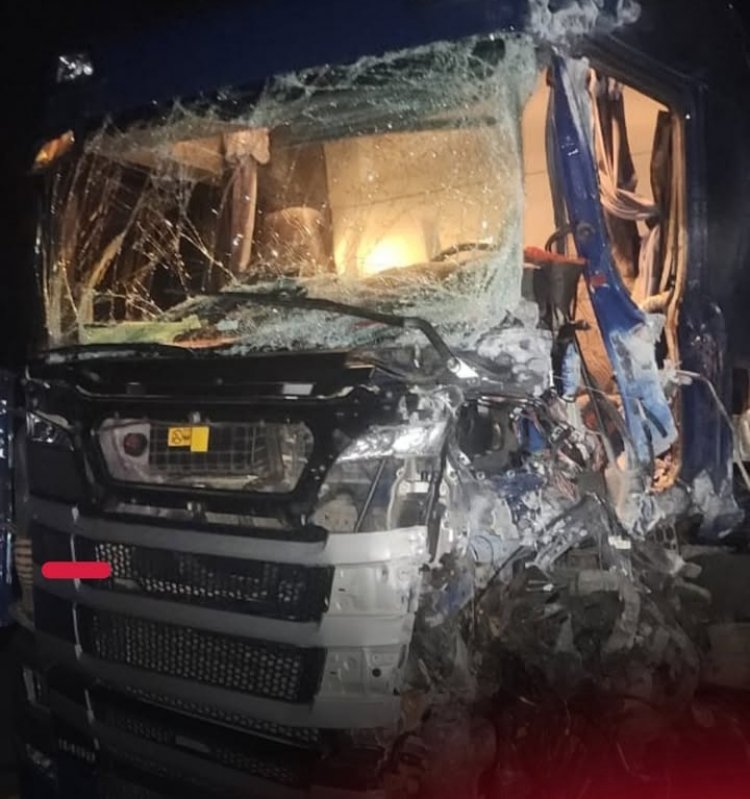 Ônibus de turismo destruído por incêndio após colisão com carreta de leite na BR-262
