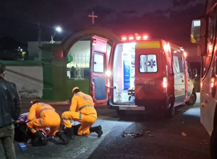 Dois jovens feridos em colisão entre moto e ônibus em Itaúna