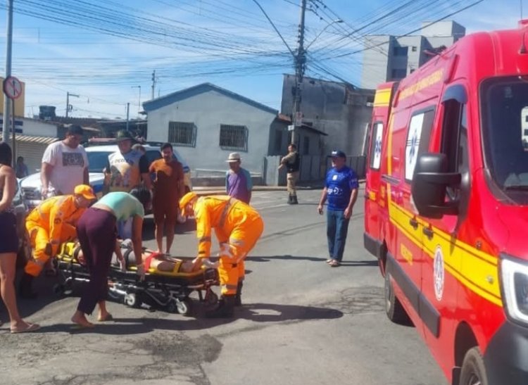 Jovem fica ferido em colisão entre carro e moto no bairro Garcias