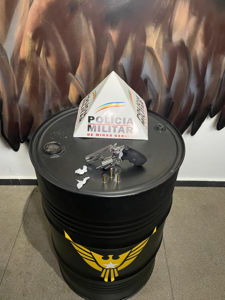 PM prende motorista armado e passageiro com drogas na MG-431