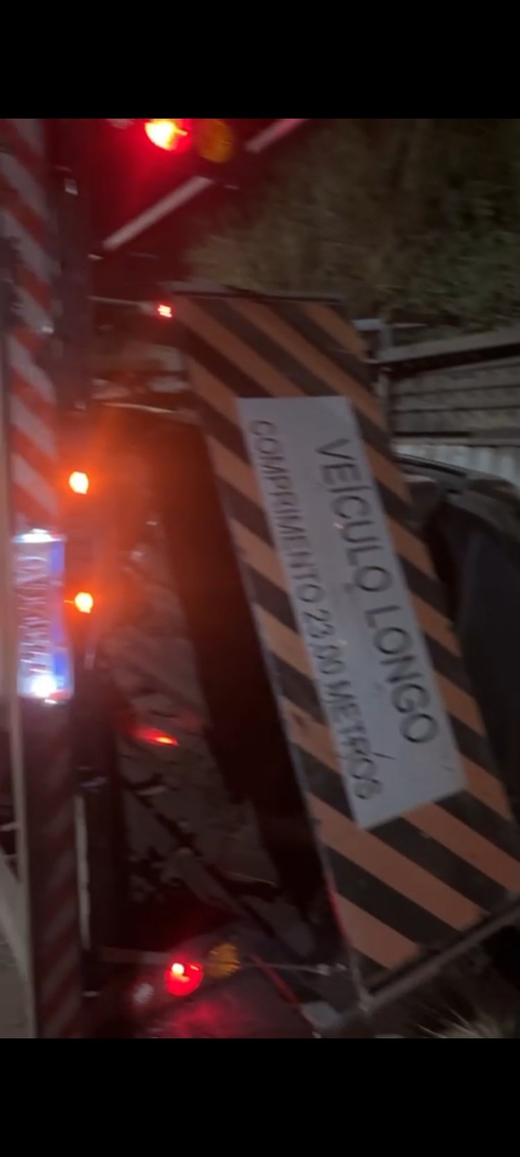 Cegonheira carregada de carros importados tomba na serra de Igarapé