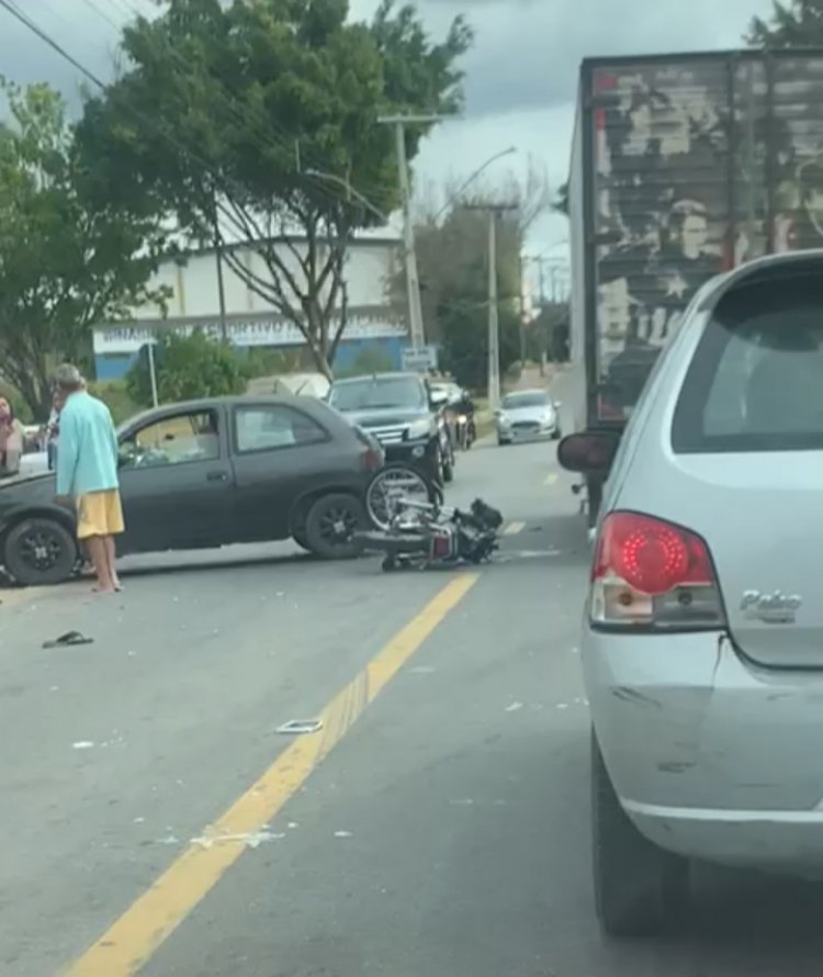 Carro e moto colidem no Itaunense