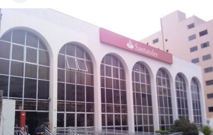 Santander fecha agência em Itaúna gerando críticas