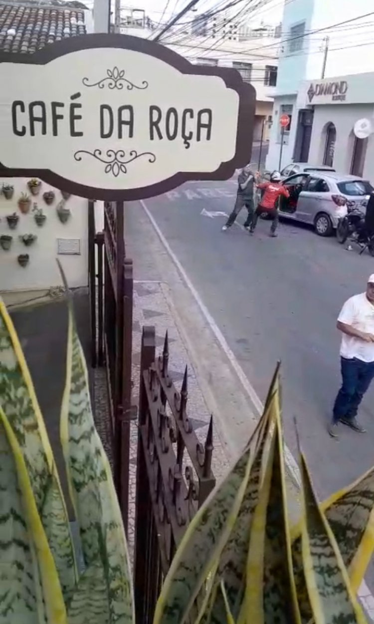 Briga de trânsito entre condutores no centro