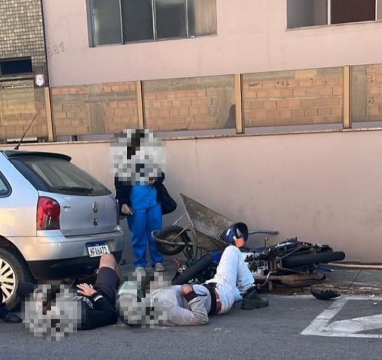 Moto colide com carrinho de mão no bairro Graças