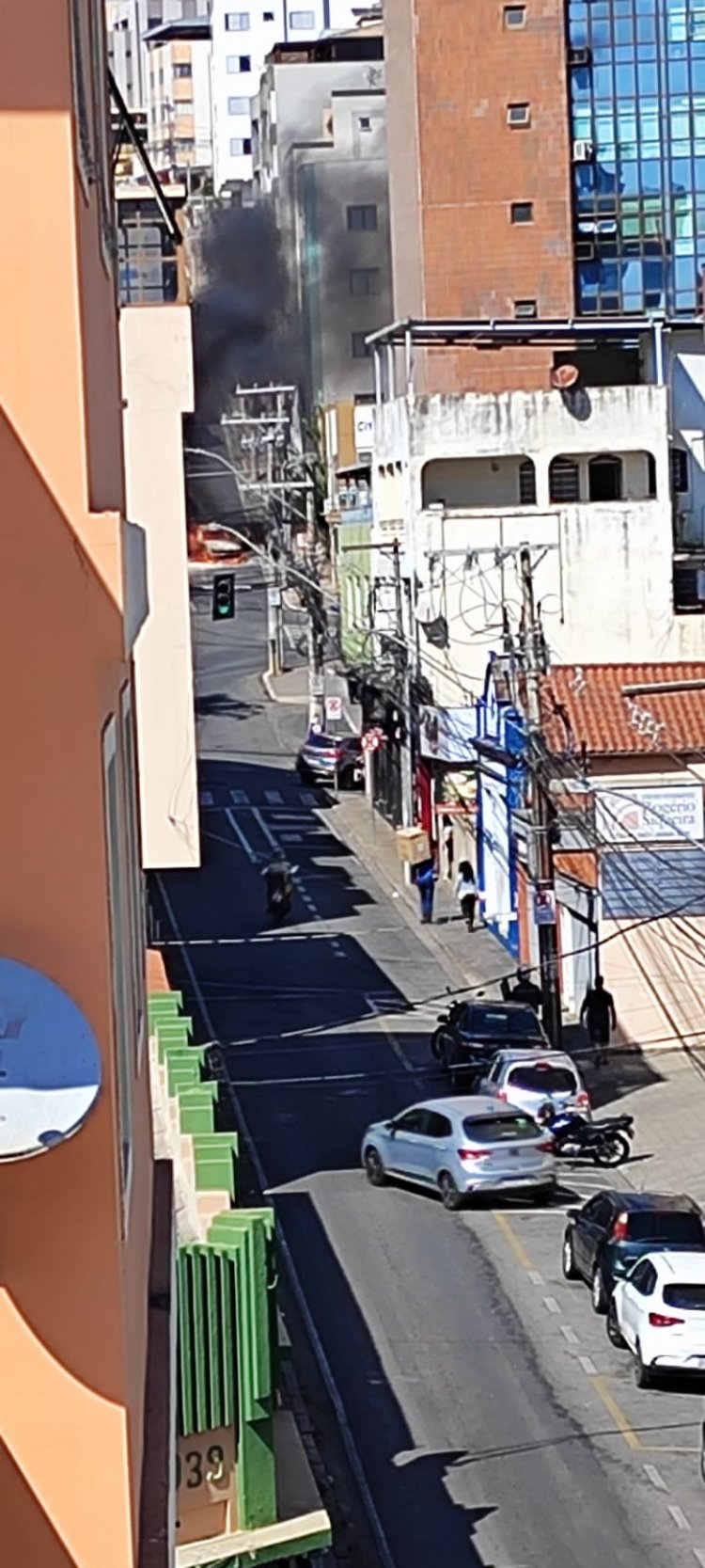 Carro pega fogo no Centro de Itaúna