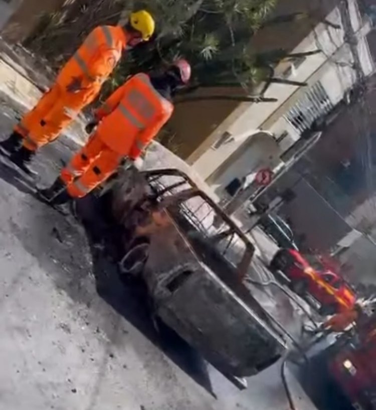 Carro pega fogo no Centro de Itaúna