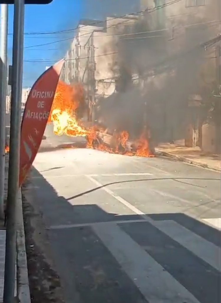 Carro pega fogo no Centro de Itaúna