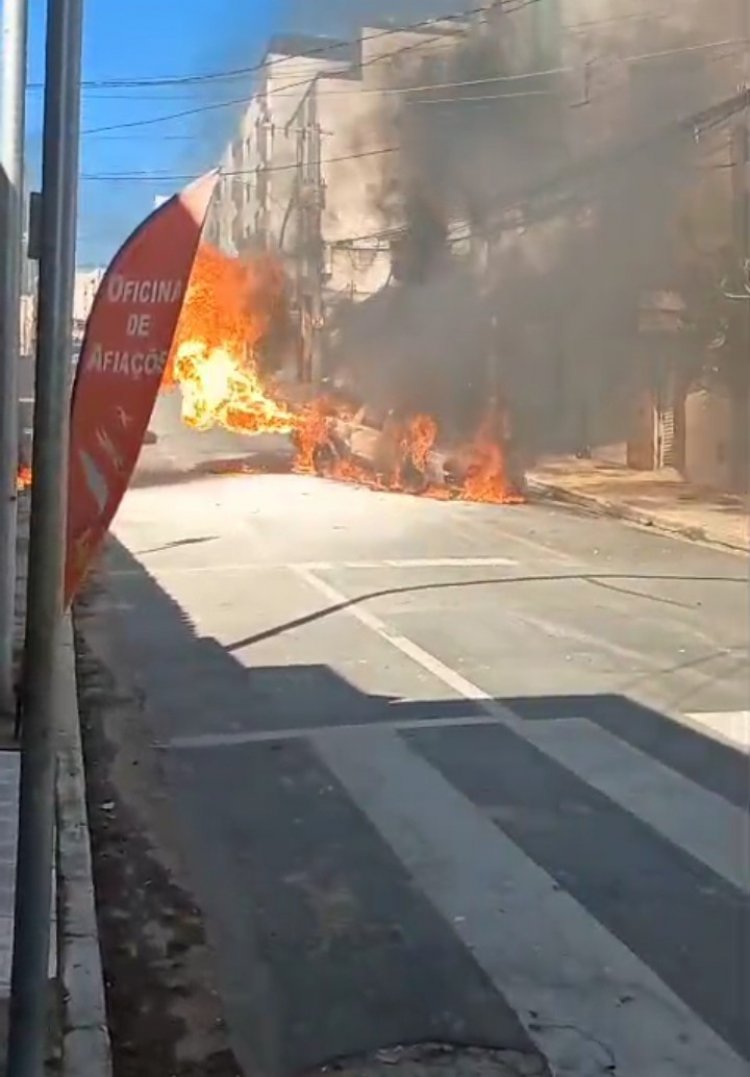 Carro pega fogo no Centro de Itaúna