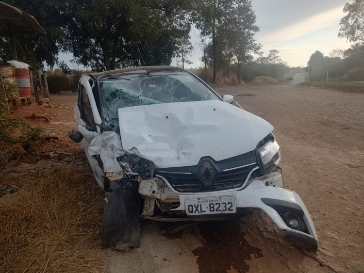 Acidente grave entre Itaúna e Divinópolis deixa veículo destruído