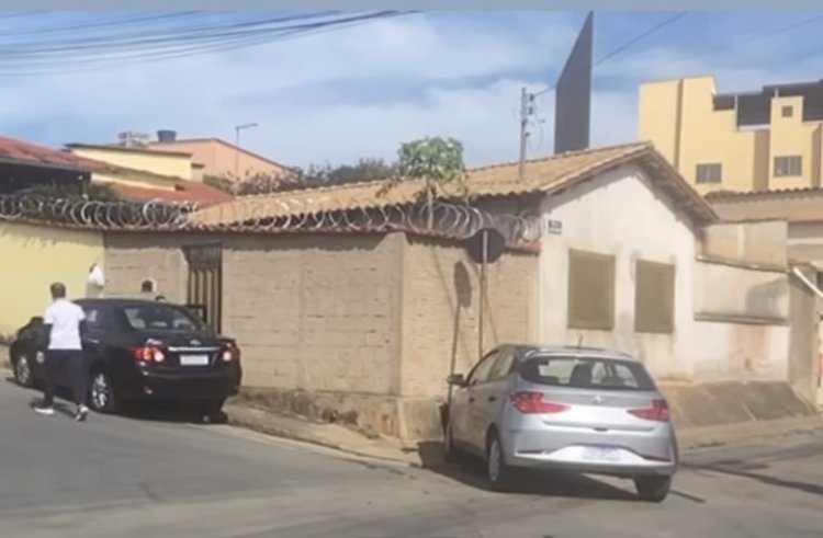 Carro colide em placa no bairro Garcias