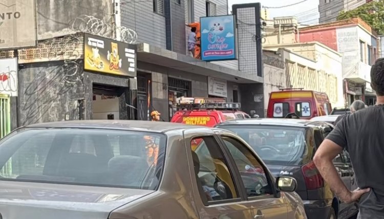 Mulher é resgatada após subir em sacada no Centro