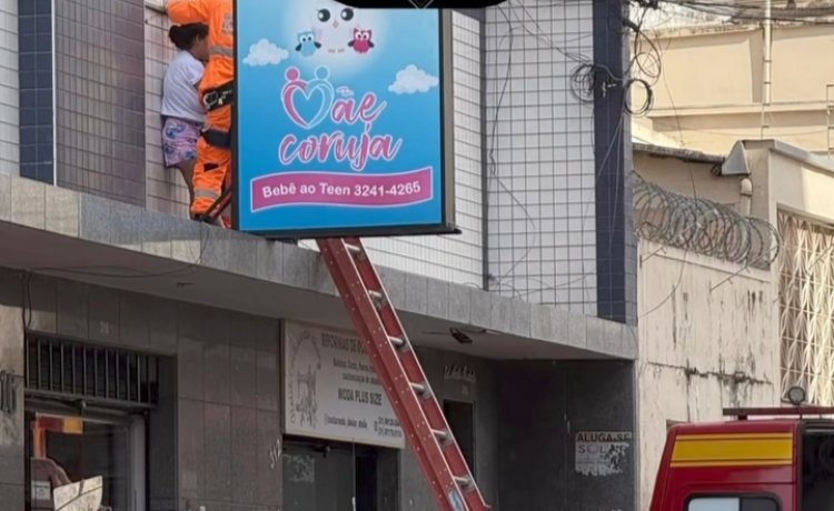 Mulher é resgatada após subir em sacada no Centro