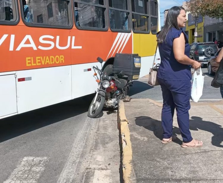 Acidente na avenida Jove Soares envolve moto e ônibus da Viação ViaSul