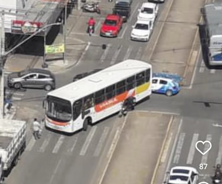 Acidente na avenida Jove Soares envolve moto e ônibus da Viação ViaSul