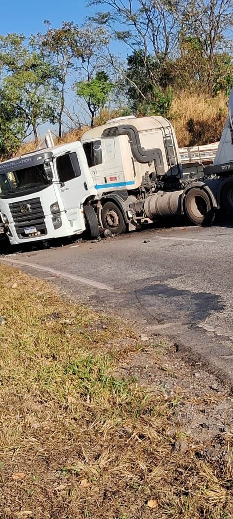 Mais um grave acidente na MG-050, dessa vez duas carretas e um caminhão colidiram em Itaúna