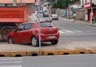 Carro desgovernado sobe na Prainha