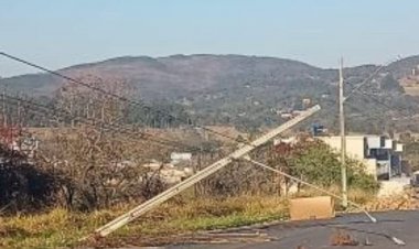 Poste cai no Aeroporto e causa queda de energia no bairro