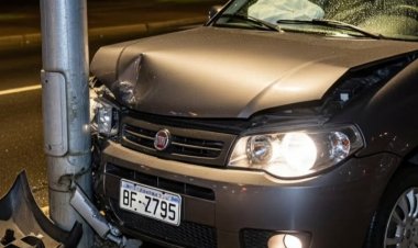 Motorista colide em poste no Aeroporto e abandona carro