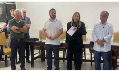 PROMESSA CUMPRIDA - Gláucia Santiago entrega cheque de R$ 5 milhões ao Hospital