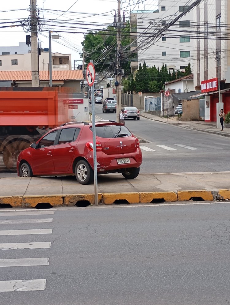 Carro desgovernado sobe na Prainha