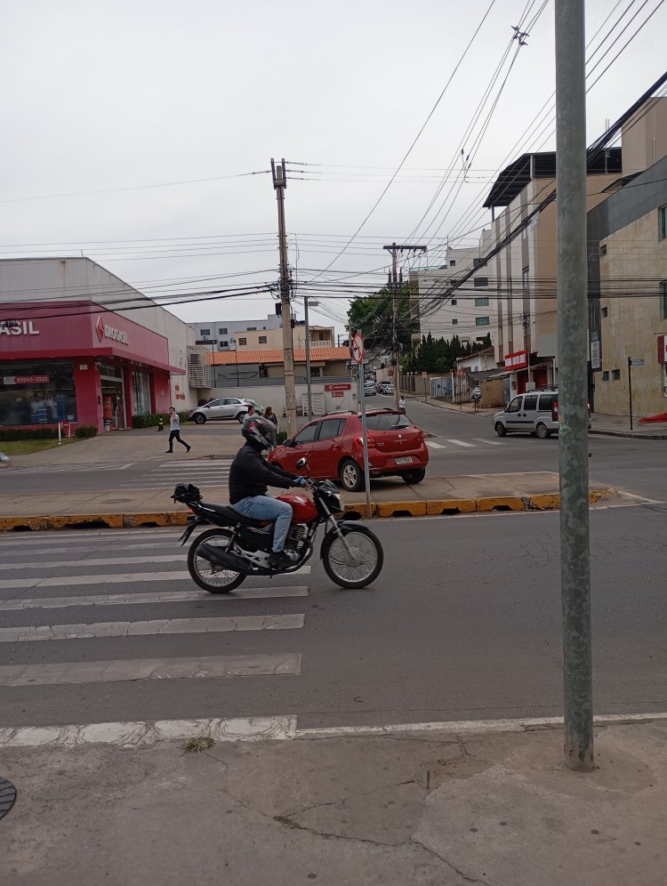 Carro desgovernado sobe na Prainha