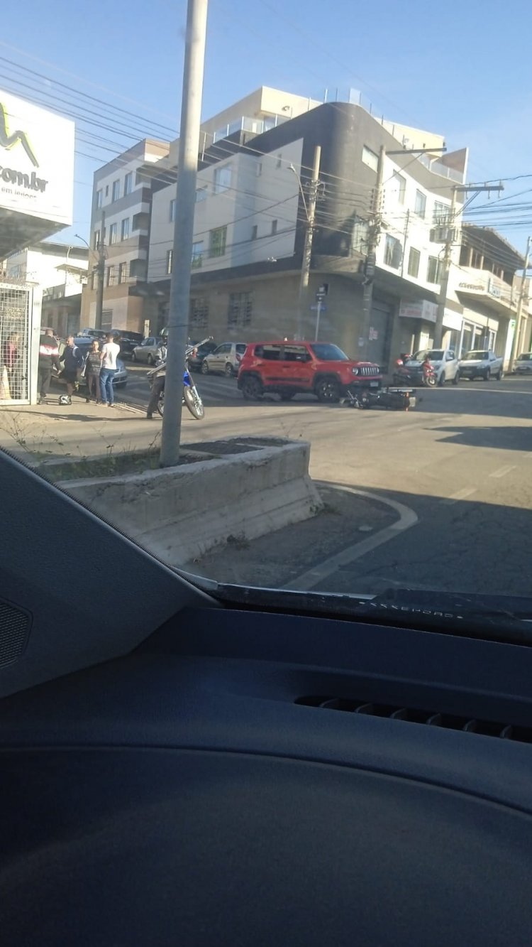 Acidente entre carro e moto no Centro, em Itaúna