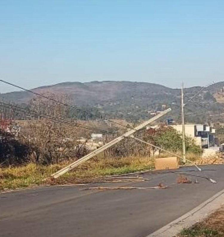 Poste cai no Aeroporto e causa queda de energia no bairro