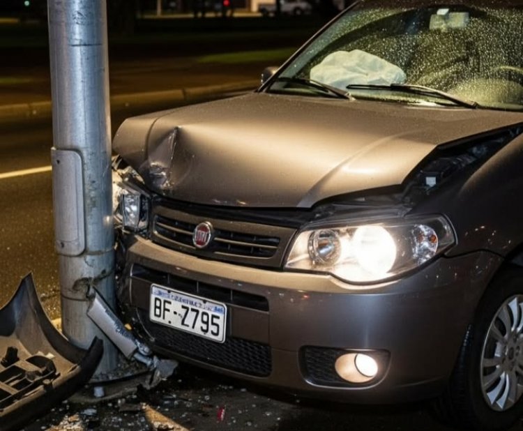 Motorista colide em poste no Aeroporto e abandona carro