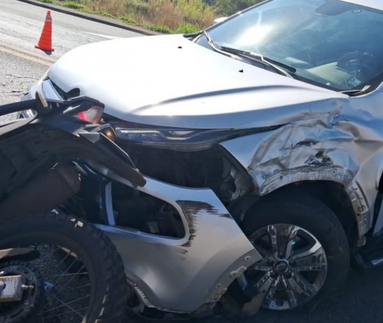 ​Colisão entre carro e moto deixa duas vítimas feridas em Itaúna