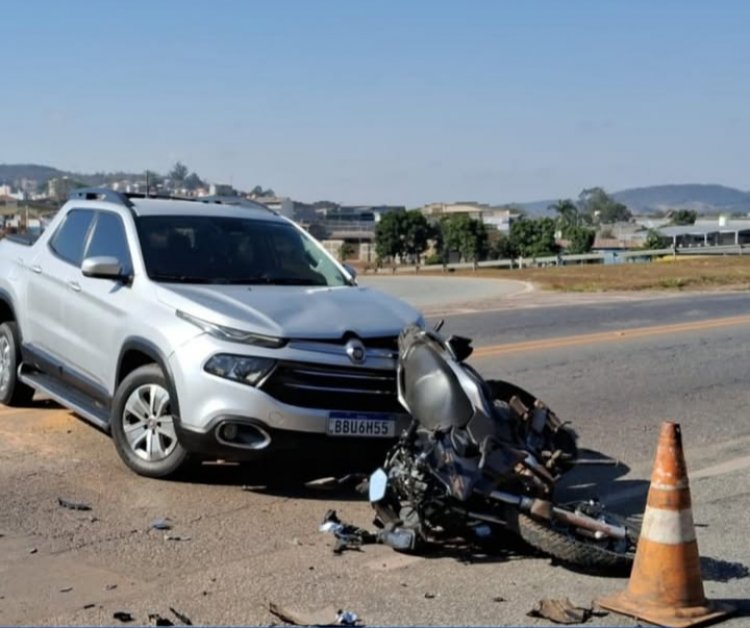 ​Colisão entre carro e moto deixa duas vítimas feridas em Itaúna