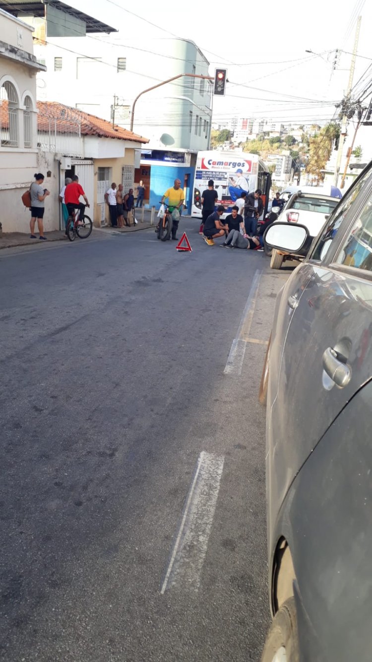 Acidente com ônibus da Viasul para o trânsito no Piedade, em Itauna