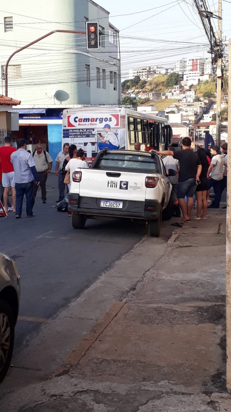 Acidente com ônibus da Viasul para o trânsito no Piedade, em Itauna