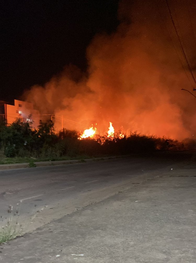 Incêndio de grande proporção atinge a avenida São João em Itaúna